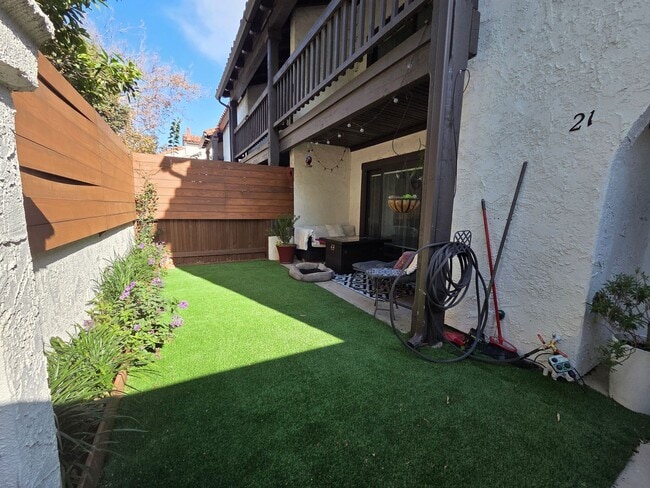 Building Photo - 2 Bedroom 2.5 Bath Town House in West Ventura