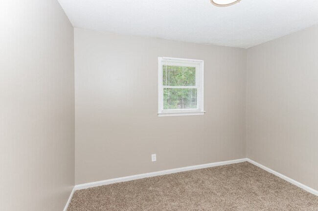 Building Photo - 145 Briarwood Cir