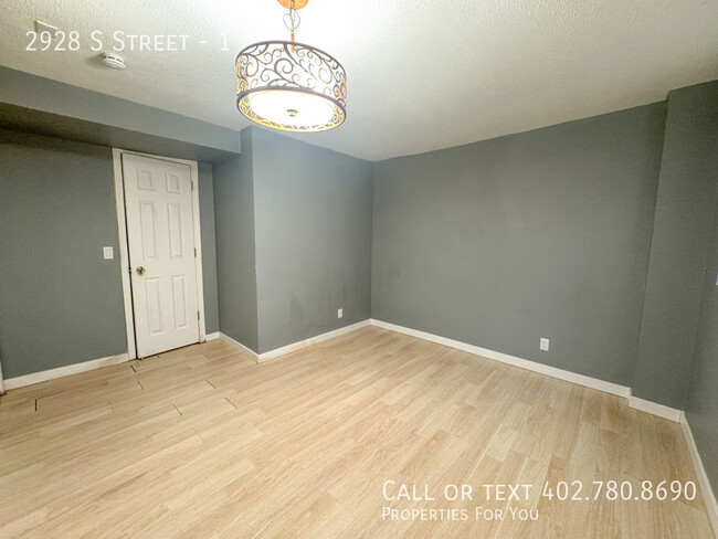 Building Photo - 3 bed 1 bath duplex with garage!