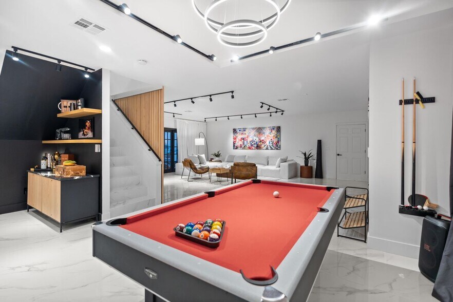 Building Photo - 516 Royal Plaza Dr