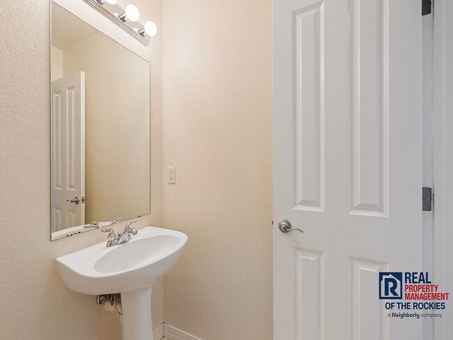 Building Photo - Charming Fort Collins Townhome with Private Patio, Vaulted Ceilings & Prime Location!