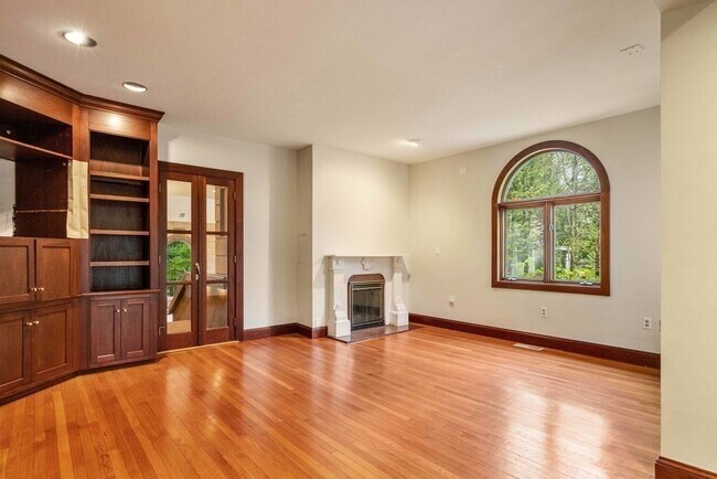 Building Photo - 12 Summit Rd