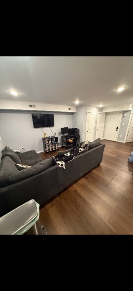 Building Photo - 107 Main St