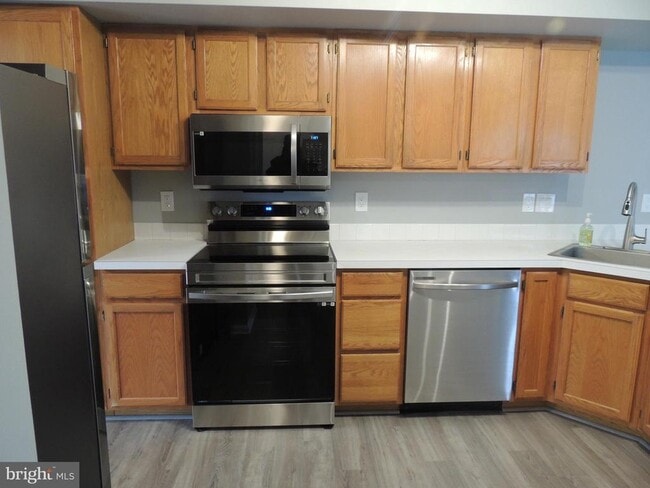 Building Photo - 404 Pinebrooke Cir