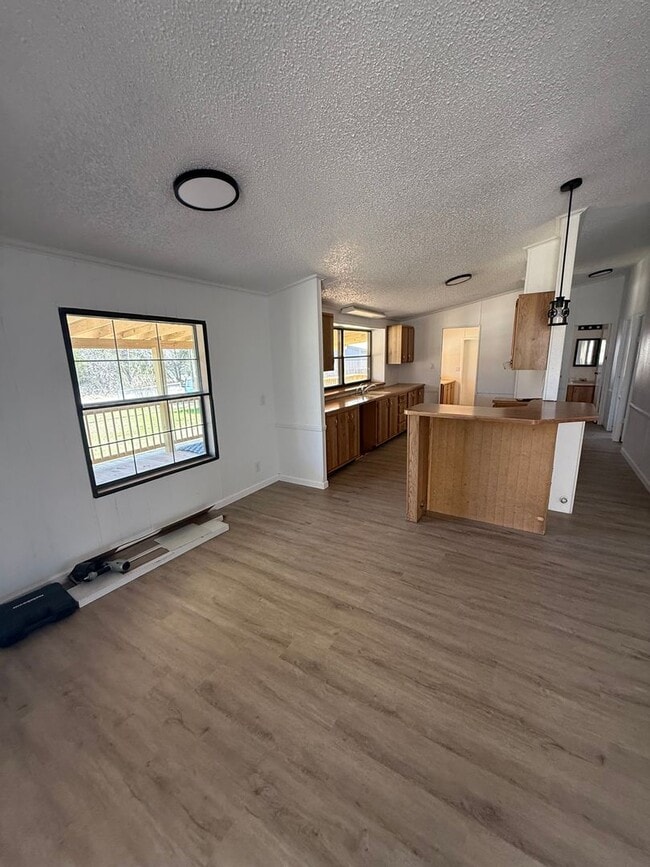 Building Photo - Gated area 3/2 Granbury