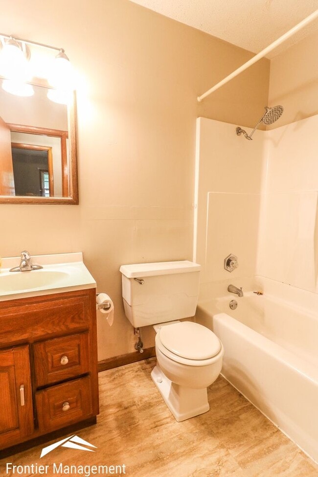 Building Photo - Lovely Single Family Home with Spacious Li...