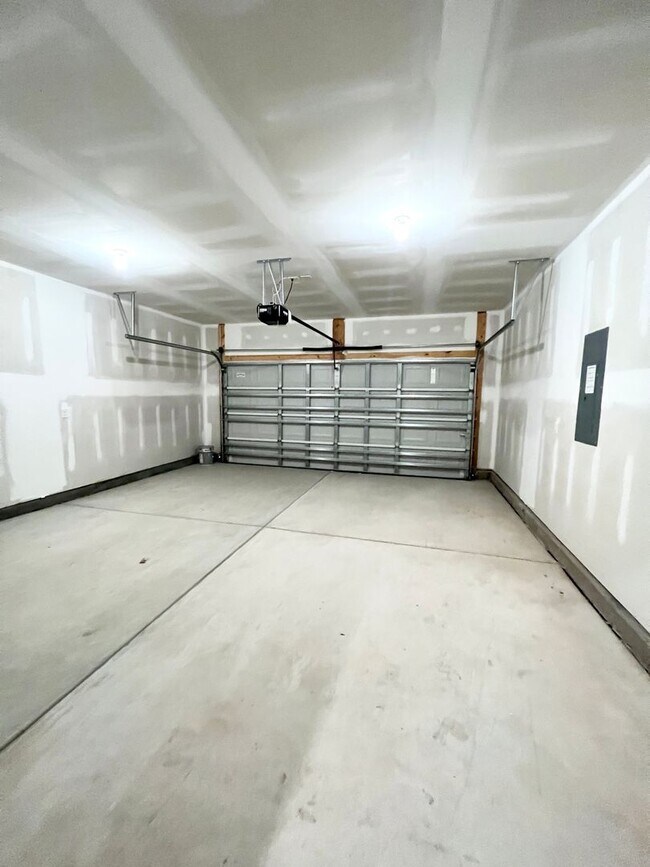 Building Photo - FOUR Bedrooms! SUPREME location! Move in ready!
