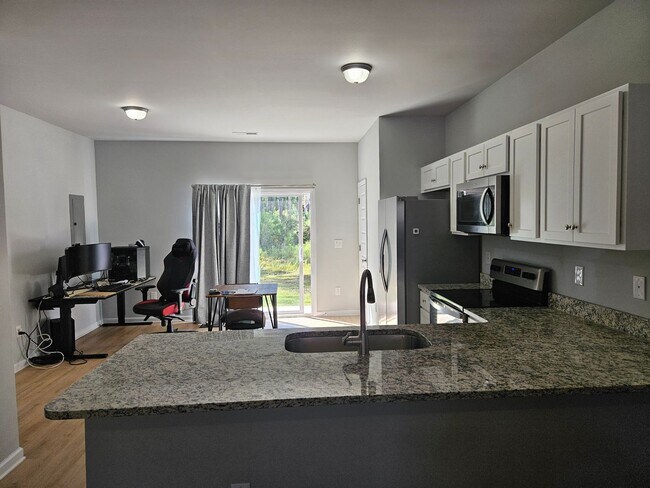 Building Photo - Beautiful unfurnished End unit - 2 bedroom...