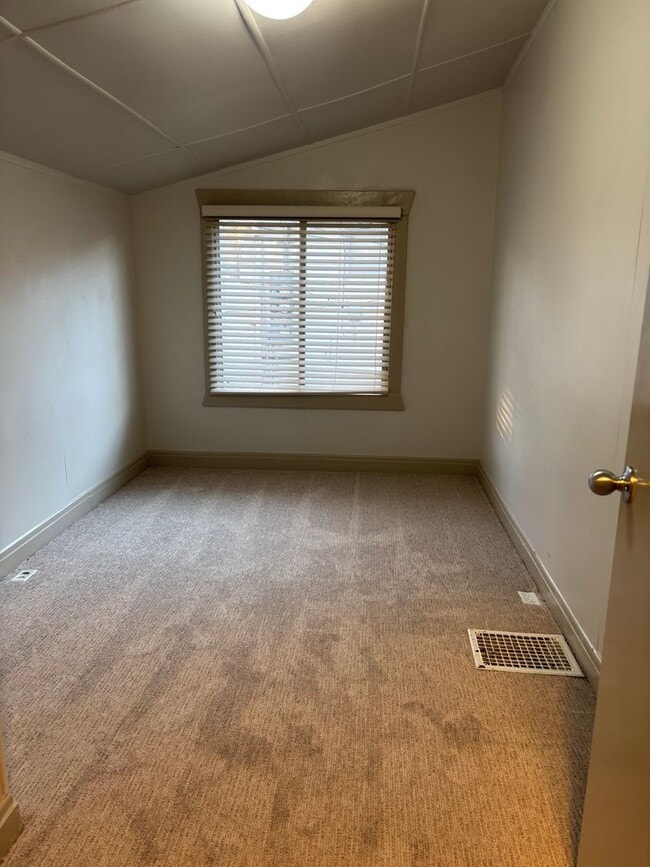 Building Photo - Salt Lake Cottage home 3 bed, 2 baths