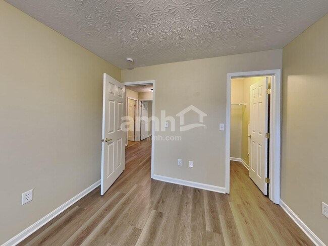 Building Photo - 5 S Ridge Dr