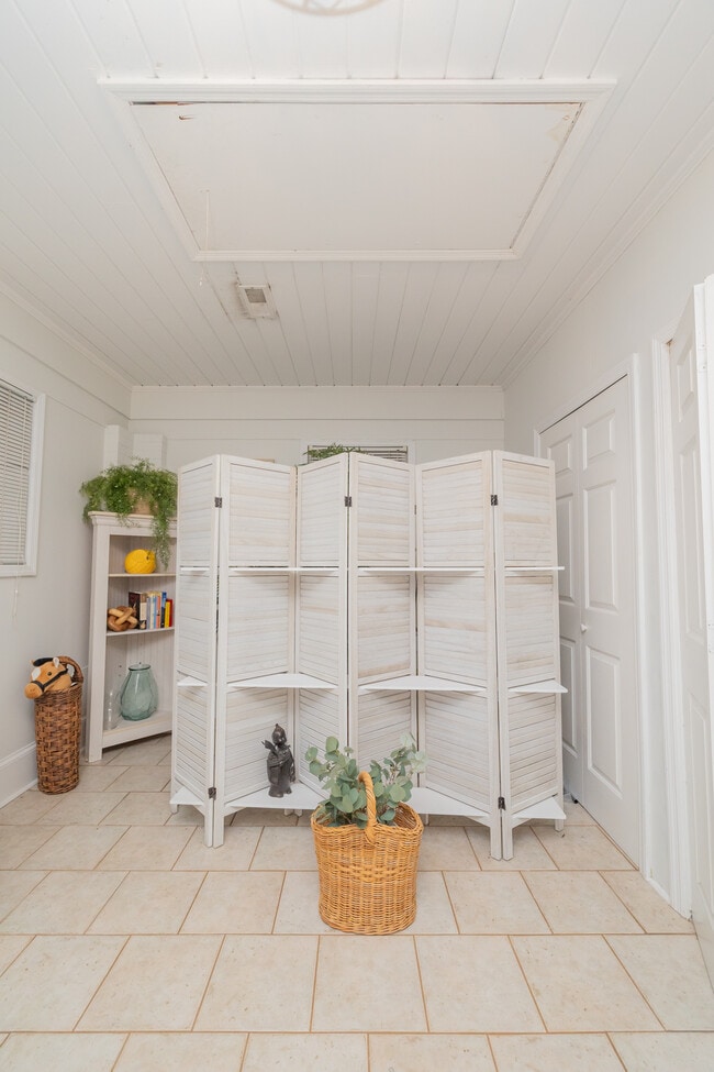 Building Photo - 944 Lakeview Dr