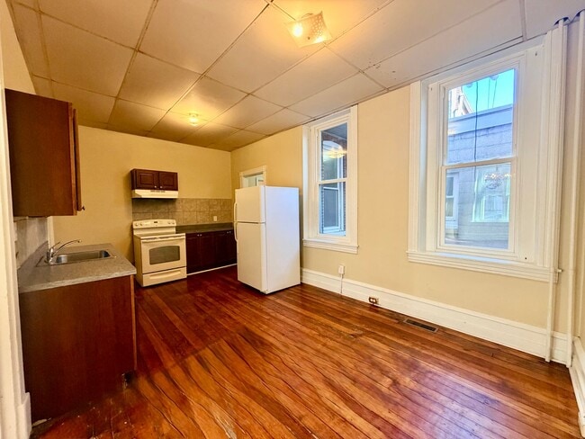 Building Photo - 560 Manor St