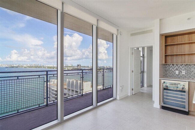 Building Photo - 2150 N Bayshore Dr