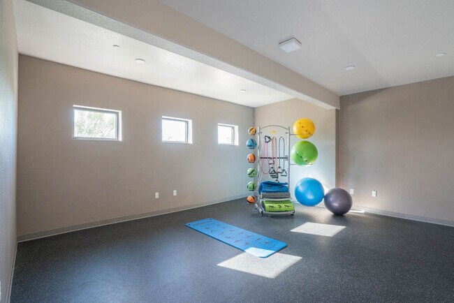 Building Photo - 2044 S Willow Creek Apartment