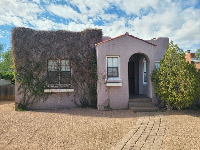 Building Photo - **Available NOW**