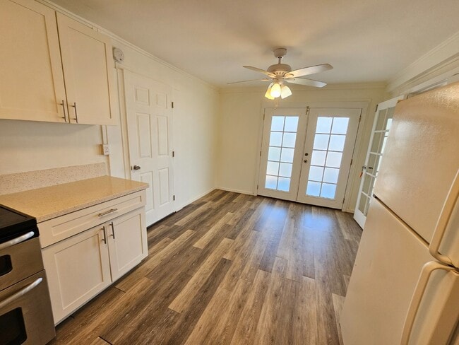Building Photo - 1 bedroom 1 bath Apartment. NO parking. Upstairs unit.