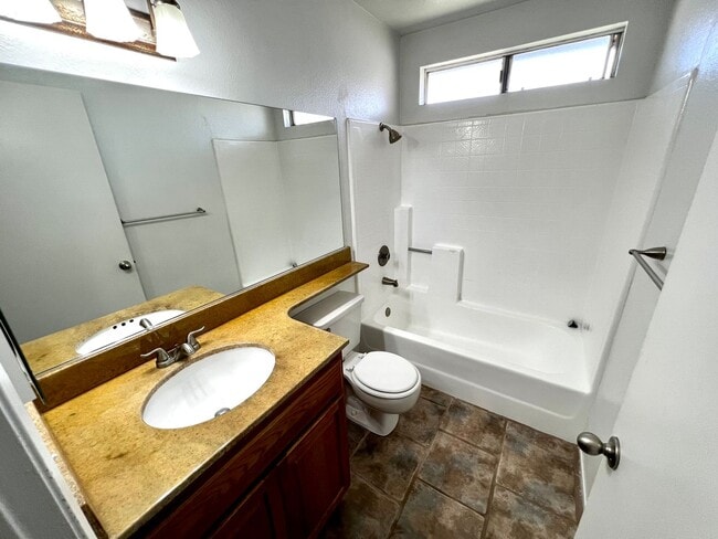 Building Photo - Great 3B/2BA House in Escondido w/ AC & At...