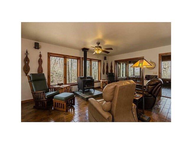 Building Photo - 4 bedroom rustic home, private acreage