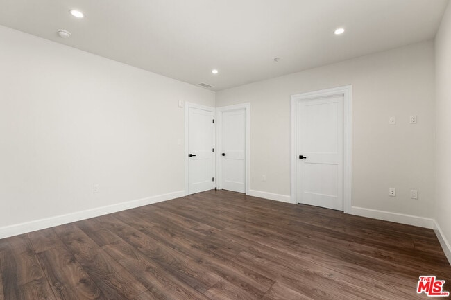 Building Photo - 1153 Beachwood Dr
