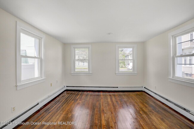 Building Photo - 12 Main St