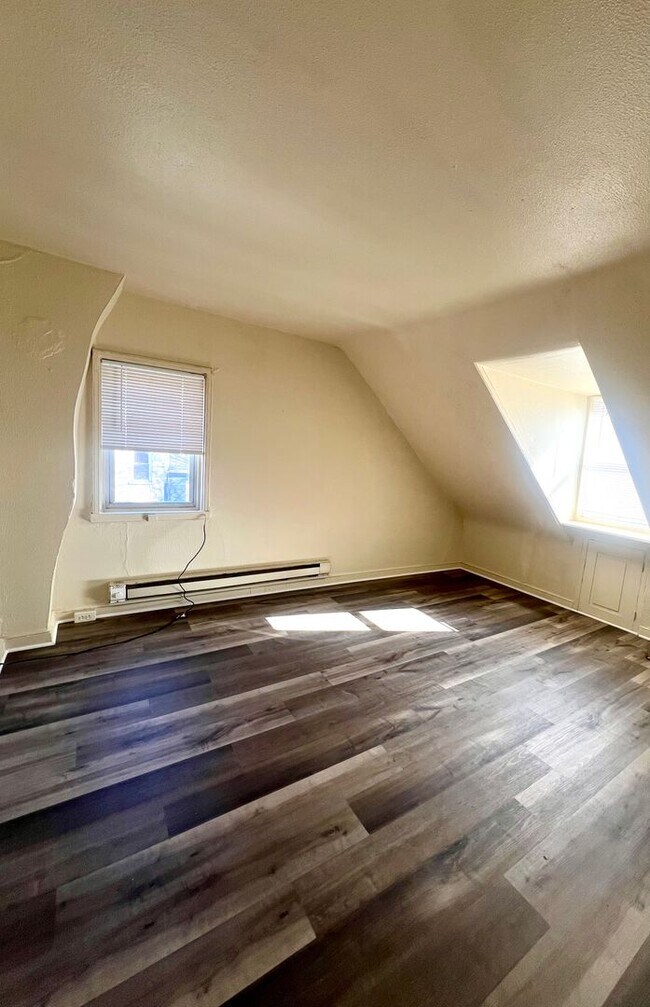 Building Photo - 253 N Mulberry St