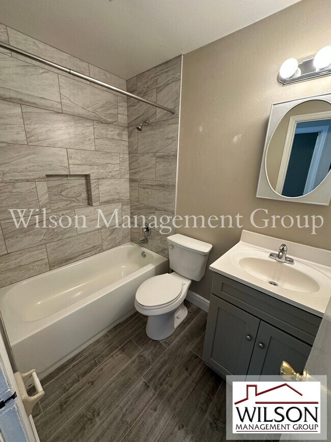 Building Photo - 643 David St