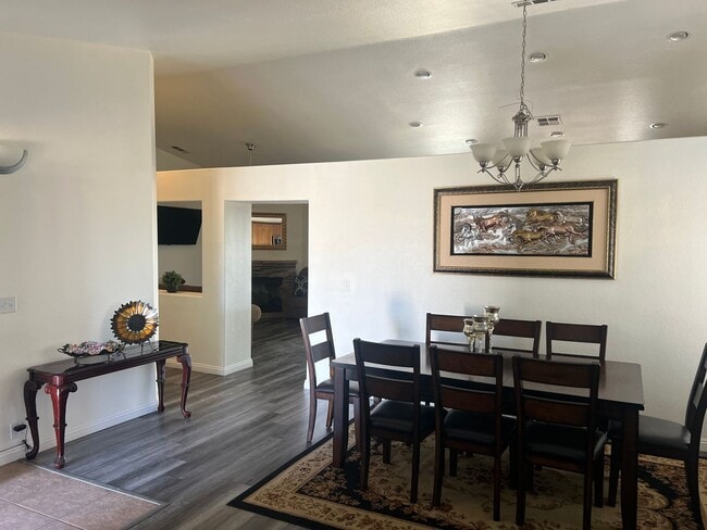 Building Photo - Spacious 4-Bedroom Home in Desirable Apple Valley Neighborhood