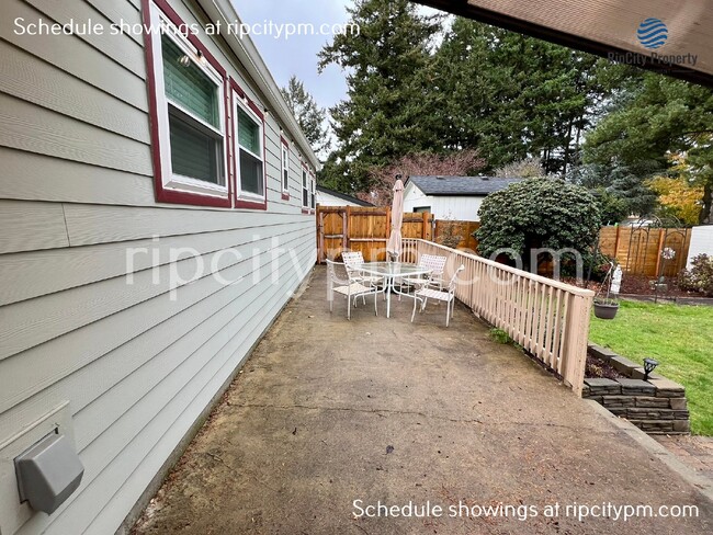 Building Photo - Cute 2 bed 1 bath home with huge fenced in...