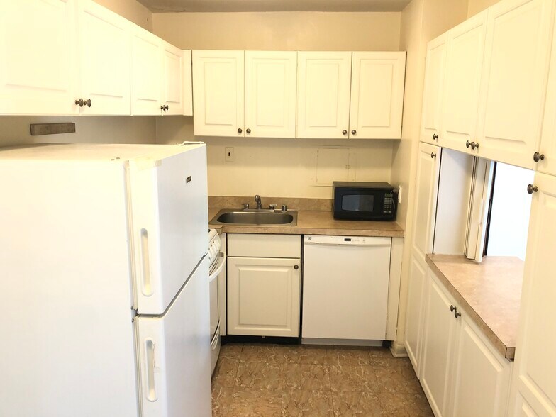 Kitchen - 950 25th St NW