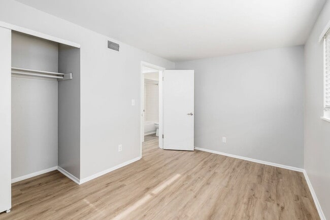Building Photo - 611 Riverview Dr