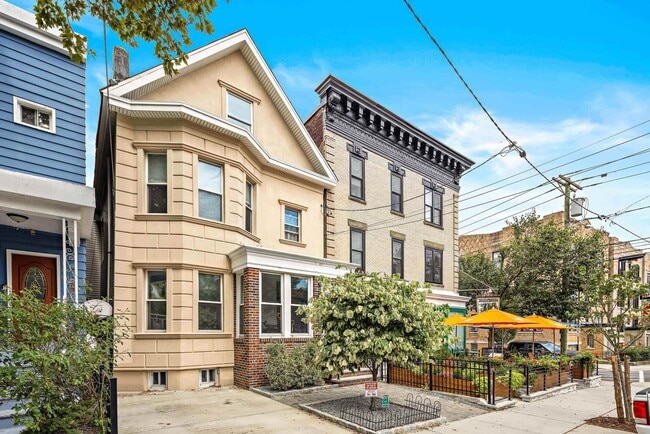 Building Photo - 104 OAK St