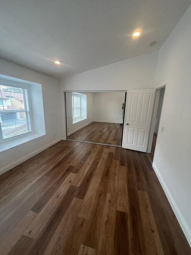 Building Photo - 1833 Mirador Dr