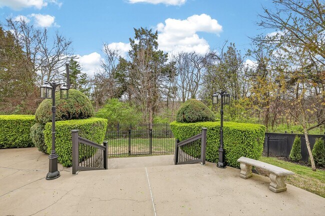 Building Photo - Beautiful 6BR Executive Brentwood Home with Pool