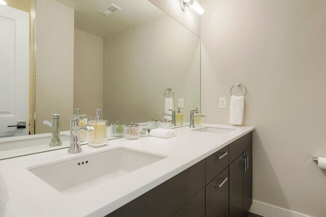 Building Photo - Modern Townhome ~ Rooftop Deck ~ Mountain View!