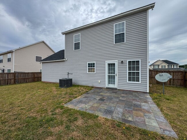 Building Photo - Spacious 3 Bed 2.5 Bath Home with Fenced Backyard