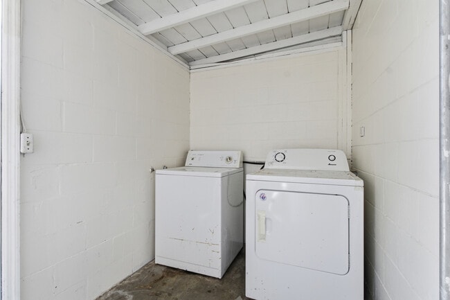 Building Photo - 1901 W La Salle St