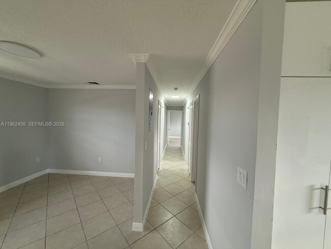 Building Photo - 948 E 47th St