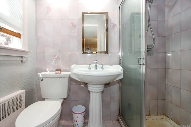 Building Photo - 98 Bayberry Ave