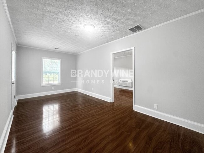 Building Photo - 2033 Lake Paradise Rd