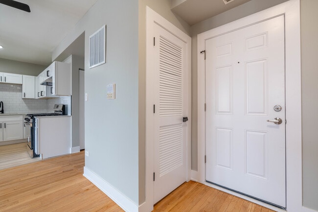 Building Photo - 6239 N Western Ave