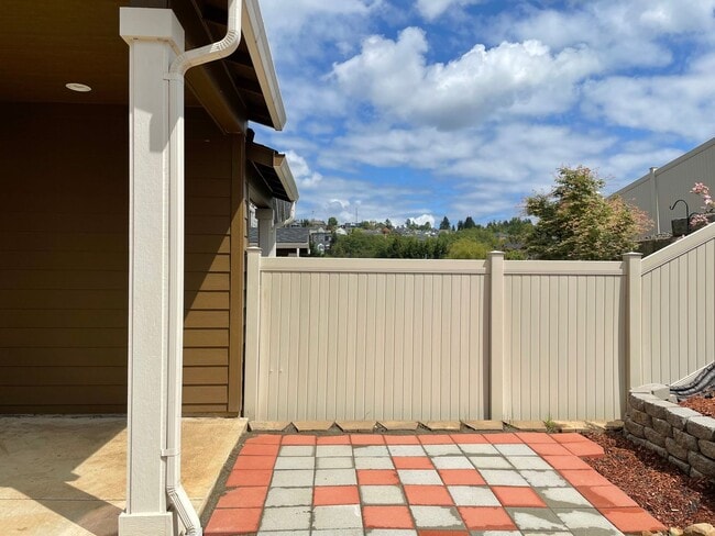 Building Photo - LUXURY 4 Bed Camas Townhome! Gated Communi...