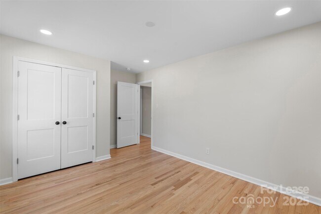 Building Photo - 2509 Wesley Chapel Rd