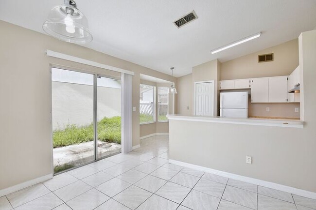Building Photo - Charming 3/2 Spacious Home Located in the ...