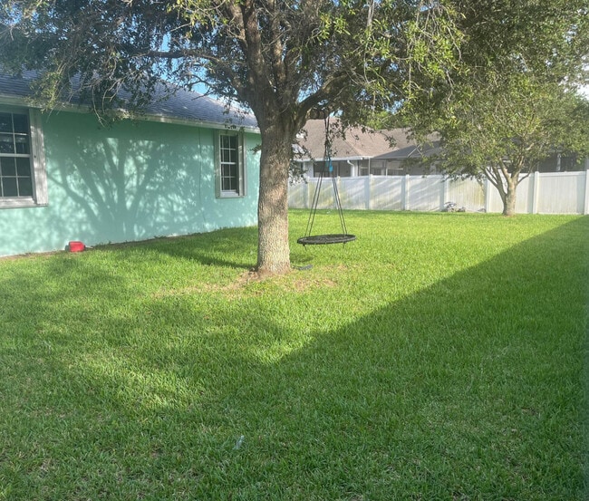 Building Photo - 4412 SW Bonney St