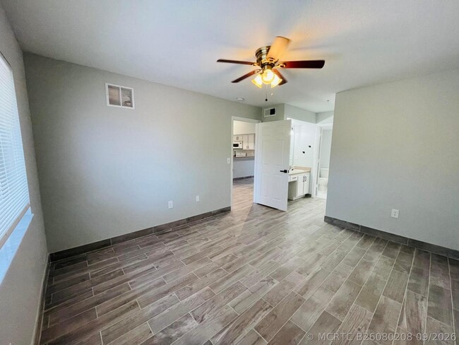 Building Photo - 161 SW Palm Dr