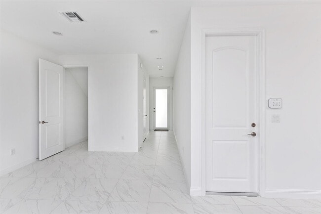 Building Photo - 6947 Pines Cir