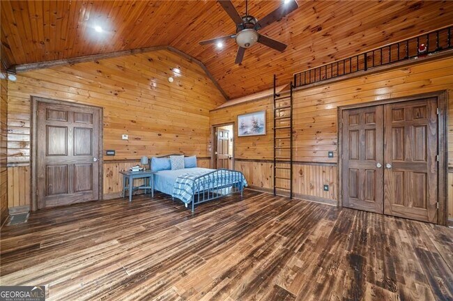 Building Photo - 5281 Laurel Ln