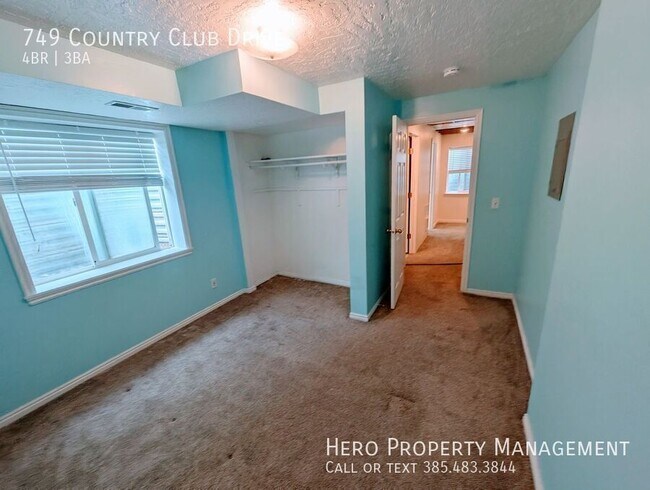 Building Photo - 749 Country Club Dr
