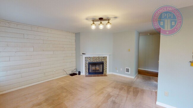 Building Photo - West Linn - Linnwood Heights, Stylish Cond...