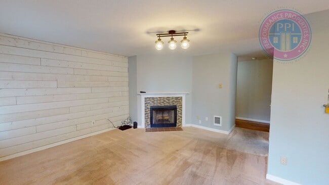 Building Photo - West Linn - Linnwood Heights, Stylish Condo, Gym, Pool & Hot Tub / Cable, W,S,G Included In The Rent